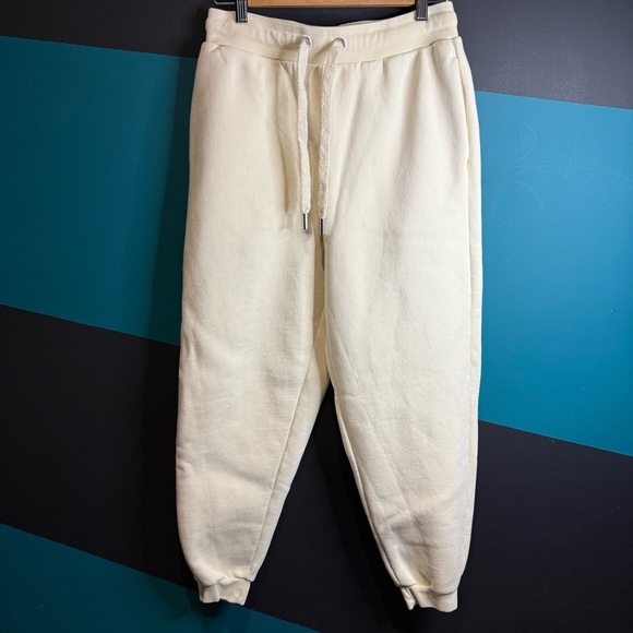 Ami Cream Pocket Detail - Picture 5 of 16